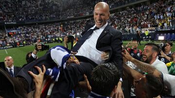 Zidane, manteado por los jugadores del Real Madrid después de conquista en La Rosaleda de Málaga la Liga de la temporada 2016-2017.