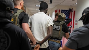 Agentes de migración arrestan a un hombre en Nueva York