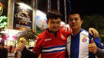 Dos chinos posan para AS con la camiseta del Espanyol, que aspira a ser el más popular de los equipos de la Liga en China.