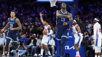 Jaren Jackson Jr., pívot de Memphis Grizzlies, celebra una canasta ante los Sixers.