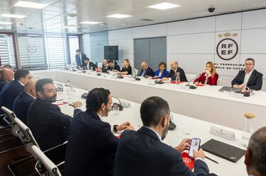 El fútbol negocia la reforma del arbitraje: “No hablamos de Real Madrid TV”