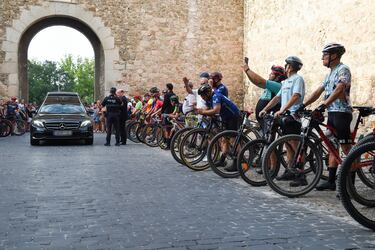 Un grupo de ciclistas reciben el coche fúnebre con los restos de Bahamontes a su llegada a la Capilla Ardiente en la sala Capitular del Ayuntamiento.  