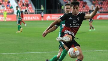 Víctor Meseguer, con el Mirandés.