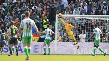 El Betis coge aire ante una Real que se estrelló ante Pau