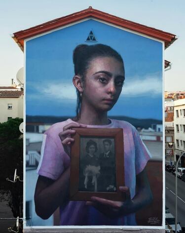 Este mural fue creado en diciembre de 2024 y está situado en la Plaça del Xoriguer, Vilanova i la Geltrú, Barcelona. 