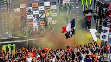 Jorge Prado, celebra su victoria en el podio del MXGP de Galicia con Herlings y Febvre detrás.