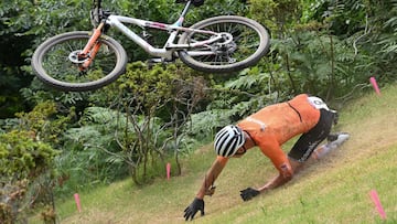 El ciclista neerlandés Mathieu Van Der Poel se cae durante la prueba de ciclismo de montaña cross-country de los Juegos Olímpicos de Tokio 2020, en el circuito de MTB de Izu, el 26 de julio del 2021.
