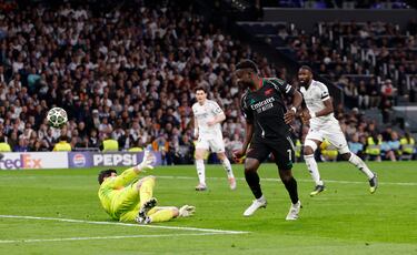 EL Arsenal golpeó primero en el Bernabéu. Filtró Mikel Merino para Saka dentro del área, definiendo de forma exquisita con una vaselina sobre Courtois. Varapalo al Real Madrid.
