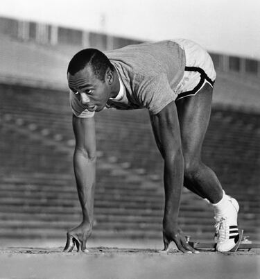 Jim Hines pasó a la historia por convertirse en el primer hombre que rompió una de las barreras icónicas del atletismo: los 10 segundos en los 100 metros. Hines batió el récord mundial de la distancia con 9,95 segundos, un crono que no volvió a ser superado hasta que Calvin Smith paró el reloj en 9,93 en el año 1983. El legendario velocista estadounidense logró la plusmarca en un grandioso escenario, los Juegos Olímpicos de México 1968, aunque ya había conseguido bajar de los 10 segundos en los Trials USA, pero con cronometraje manual. Hines, que también se colgó el oro en el 4x100, puso fin a su carrera atlética un par de semanas después, con solo 22 años, para fichar por el equipo de fútbol americano Miami Dolphins. Falleció el 3 de junio. Tenía 76 años.