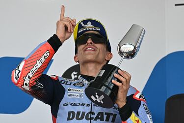 El piloto de Ducati celebra la segunda plaza mirando al cielo. 
