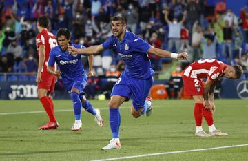 1-0. Stefan Mitrovic celebra el primer gol.