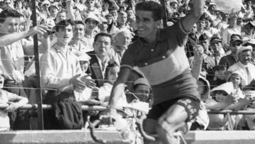 Federico Martín Bahamontes da la vuelta de honor al velódromo del Parque de los Príncipes de París como rey de la montaña y vencedor del Tour de Francia de 1959.