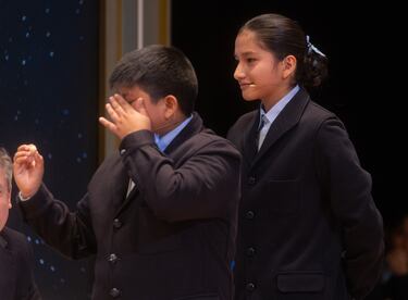 Piero Rai Chávez Huaroto (notablemente emocionado) y Alisce Ríos Gonzales cantan el primer premio, el 'Gordo', el número 72.480 durante la celebración del Sorteo Extraordinario de la Lotería de Navidad 2024.