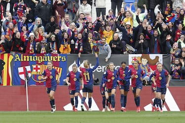 Alexia Putellas celebra con los aficionados del Barcelona Femenino y sus compañeras el quinto gol del encuentro.