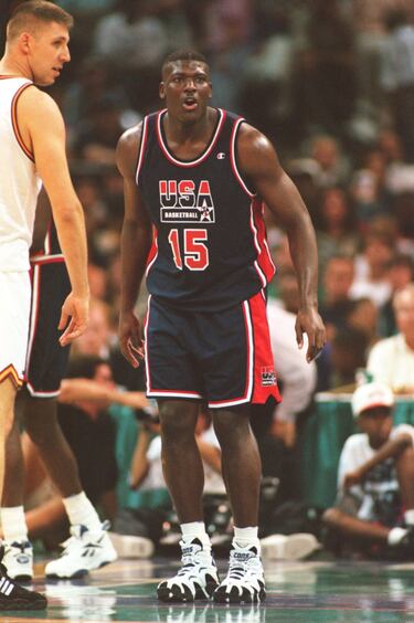 Larry Johnson (Texas, 1969) es el jugador entre jugadores en la corta historia de Charlotte Hornets. Seleccionado con el número uno del draft de 1991, Grandmama ya revolucionó el equipo en su primera temporada con el galardón de rookie de año y 19,2 puntos de media por partido. Y no ahí quedó la cosa. En 1993 fue el primero jugador de la franquicia en ser titular en un All Star Game y junto a Alonzo Mourning, Muggsy Bogues y Dell Curry, se vivieron los mejores años de baloncesto en Carolina del Norte al alcanzarse las primeras semifinales de la franquicia. Sus problemas de espalda y sus encontronazos con Mourning provocaron su salida a Nueva York en 1996. Su papel no solo se circunscribió a las canchas de baloncesto, ya que tuvo presencia en la gran pantalla en películiccwin247.como Eddie y Space Jam y en la pequeña (Cosas de Casa). La medalla de oro en el Mundial de 1994 es su único galardón con Estados Unidos.
