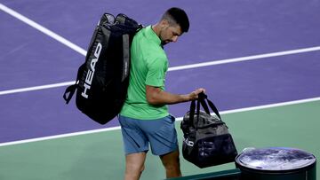 Novak Djokovic se marcha del Stadium 1 en Indian Wells.