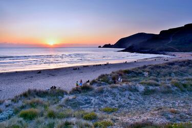 La Playa Mar de Fora se encuentra en Finisterre y está rodeada de acantilados. Es un lugar de naturaleza salvaje, por ello se recomienda realizar rutas del senderismo, pues puede ser peligrosa para los bañistas. Un paseo al atardecer por estas costas podría ser de lo más espectacular.