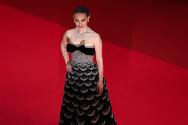 Natalie Portman posa en la alfombra roja durante la llegada de los asistentes a la proyección de la película "Eddington".