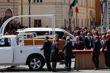 Los portadores del féretro llevan el ataúd del Papa Francisco dentro de la Basílica Papal de Santa María la Mayor (Santa María Maggiore) durante su funeral, en Roma.