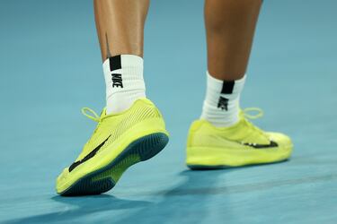 Detalle de las zapatillas del tenista español, Carlos Alcaraz, durante el duelo de cuartos de final del Open de Australia 2025.