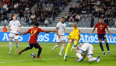 0-1. Gran combinación del conjunto español. Joselu, deja pasar el balón, para Gavi que asiste a Mikel Merino y este centra al segundo palo, para Yamine Lamal que recorta y remata el primer tanto.