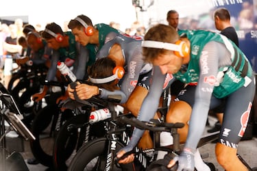 Los ciclistas del equipo Alpecin-Deceuninck calientan antes del inicio de la quinta etapa de hoy.