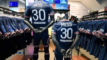 Camisetas con el 30 de Messi volaron de la tienda de los Campos Elíseos de París.