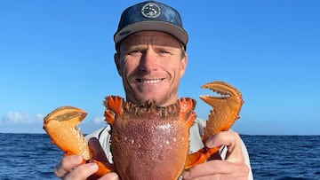 Mark Healey con un cangrejo en alta mar