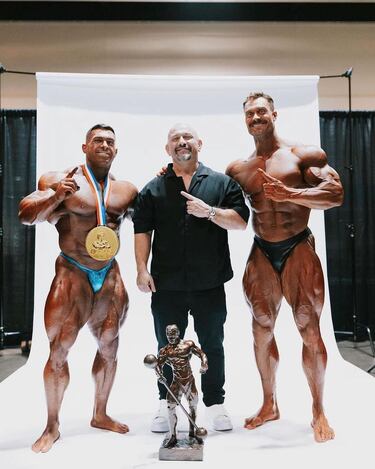 El estadounidense de 30 años se ha proclamado Míster Olympia 2023 tras superar al culturista iraní Hadi Choopan, el cual fue el ganador de la edición anterior. Derek ganó el Campeonato de Indianápolis de la NPC, en el 2021 se proclamó vencedor de la categoría 212 lb y ahora se ha proclamado campeón del trofeo más importante del culturismo.
