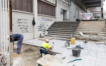 El temporada 25/26 el conjunto madrileño jugará en la Conference League. Por ello, una delegación de la UEFA ha inspeccionado el estadio de Vallecas. Los han revisado la grada, carpeta en mano, acompañados por diferentes empleados del club rayista. Según la norma, el campo debe pertenecer a la categoría 4 y el mayor inconveniente para conseguirlo son las las dimensiones del terreno de juego.