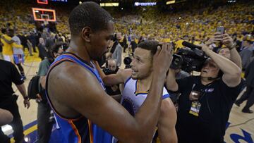 Kevin Dururant y Stephen Curry se saludan tras la conclusión del séptimo partido de las finales de la Conferencia Oeste, en el que los Warriors se impusieron a los Thunder.