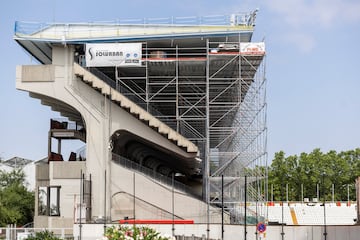El temporada 25/26 el conjunto madrileño jugará en la Conference League. Por ello, una delegación de la UEFA ha inspeccionado el estadio de Vallecas. Los han revisado la grada, carpeta en mano, acompañados por diferentes empleados del club rayista. Según la norma, el campo debe pertenecer a la categoría 4 y el mayor inconveniente para conseguirlo son las las dimensiones del terreno de juego.
