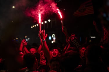 Cientos de aficionados del Fútbol Club Barcelona celebran en la fuente de Canaletas, uno de los lugares emblemáticos de la ciudad, la conquista de LaLiga 2025 tras la victoria 2-0 sobre el RCD Espanyol.