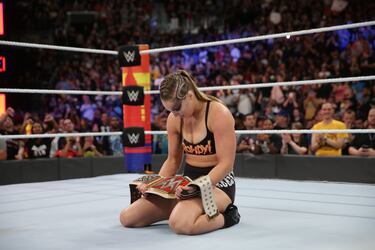La luchadora estadounidense encadenó varios títulos seguidos en la UFC femenina antes de caer ante Holly Holm. Tras esta situación la deportista manifestó que pensó en el suicidio, algo que sufrió su padre y su abuelo. Habló sobre ello y con ayuda profesional volvió a la lucha de forma exitosa.