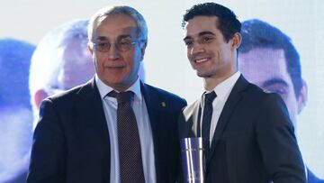 Javier Fernández recibe el premio.