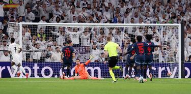 5-0. Gran jugada del conjunto blanco. Empieza en Thibaut Courtois y termina en Vinicius dentro del área austríaca, para definir cruzando el balón al palo largo de Janis Blaswich.