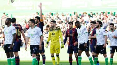 Jugadores del Racing a la carga en los últimos segundos de su partido contra el Levante.