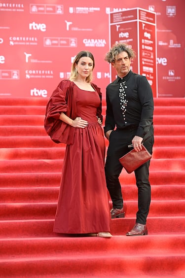 El diseñador Javier Delafuente con Natalia Icinta posa en la alfombra roja de la II edición de los Premios Academia de la Moda Española.