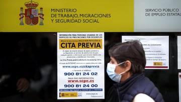 Una mujer pasa por la puerta de una oficina de empleo, SEPE (antiguo INEM).