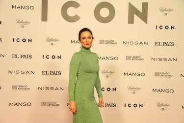 Aitana Sánchez-Gijón posa en la alfombra roja de la gala por el décimo aniversario de 'Icon' celebrada en el Consulado Italiano de Madrid.