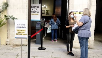 Abans d'entrar al vestíbul del Teatre Municipal, cal treure el document de la cita prèvia a l'entrada del consistori. Imatge del 10 de juny del 2020 (Horitzontal)