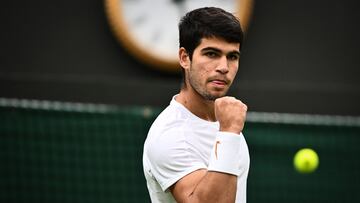Carlos Alcaraz celebra un punto contra Jeremy Chardy en Wimbledon.