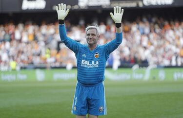 Para muchos el mejor portero de la historia del Valencia, mínimo a la altura de otro mito como Eizaguirre. La 98-99 fue la primera de sus diez temporadas en Mestalla y la Copa del Rey de La Cartuja el segundo de los ocho títulos que ganó el club en esa década. Fue titular en la final contra el Atlético de Madrid. No solo no encajó ningún gol sino que dio la asistencia en el tercer gol, obra del Piojo López. Colgó los guantes en mayo de 2008. Hoy trabaja en los medios de comunicación (Movistar y COPE) y en su canal de Youtube.  







