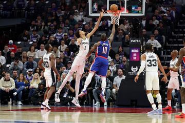 Intento de tapón de Victor Wembanyama al jugador de los Sacramento Kings, DeMar DeRozan.