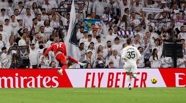El futbolista del Sevilla, Lukebakio, marca el 4-2 al Real Madrid. 

