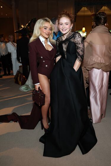 Sabrina Carpenter y Sadie Sink durante la fiesta de la Gala del Met 2025, "Superfine: Sastrería de estilo negro", en el Museo Metropolitano de Arte de la ciudad de Nueva York.