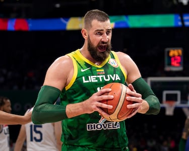 El pivot lituano de 33 años vuelve con fuerzas a la selección en el que será ya su sexto Eurobasket con el conjunto báltico, con la que ha conseguido dos medallas de plata en el Eurobasket en 2013 y 2015. Tras un año dividido entre los Washington Wizards y los Sacramento Kings, Jonas jugará el año que viene en los Denver Nuggets de Nikola Jokić.