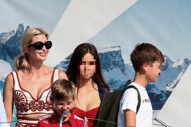 Ivanka Trump, hija del presidente estadounidense Donald Trump, camina con sus hijos y su esposo Jared Kushner en el aeropuerto, antes de subir a un taxi acuático, antes de la boda del fundador de Amazon, Jeff Bezos, y Lauren Sánchez.