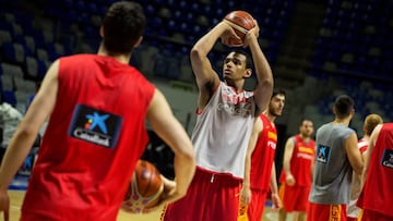 Sebas Sáiz lanza durante el entrenamiento de la Selección en el Martín Carpena.