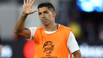 Luis Suárez se detiene a firmar la pierna de un aficionado